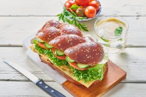 לחם חביתה משודרג עם טחינה וירקות טריים