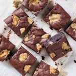 בראוניז חלווה שוקולד עסיסיים, קלים ומושלמים לשבת