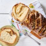 עוגת שמרים חלווה וניל – אוורירית, מתוקה ומושלמת לקפה